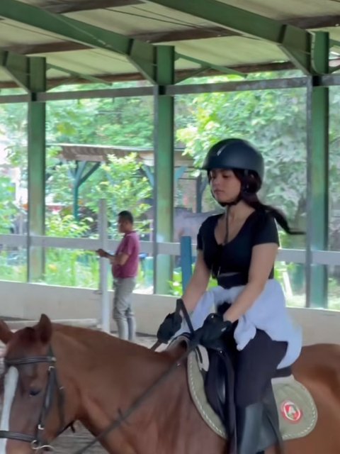 Keren Abis, Potret Putri Isnari Latihan Berkuda yang Kini Jadi Hobi Barunya