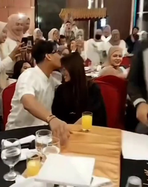 Potret Happy Asmara dan Gilga Sahid yang Bucin Abis, Tak Sungkan Pamer Kemesraan saat Makan Malam