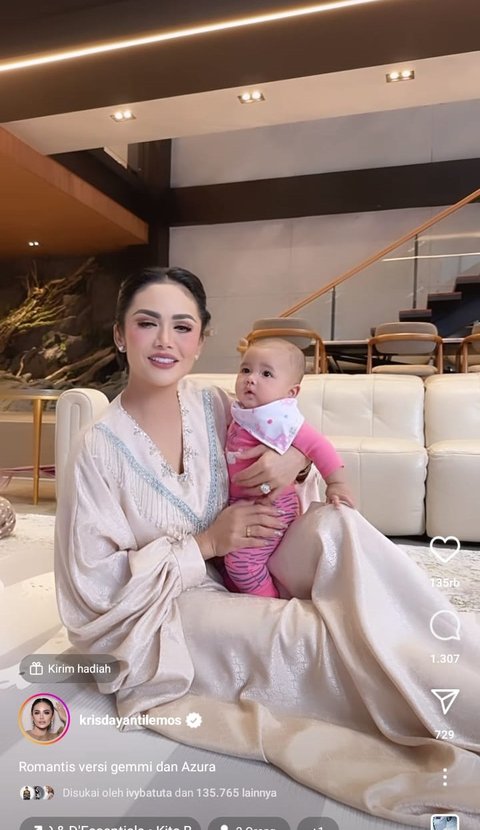 Potret Kris Dayanti Momong Baby Azura yang Kini Sudah Genap Berusia 4 Bulan, Nenek dan Cucu Cantiknya 11 12