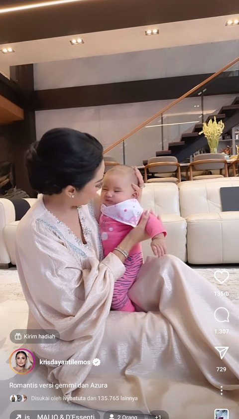 Potret Kris Dayanti Momong Baby Azura yang Kini Sudah Genap Berusia 4 Bulan, Nenek dan Cucu Cantiknya 11 12