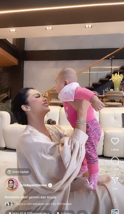 Potret Kris Dayanti Momong Baby Azura yang Kini Sudah Genap Berusia 4 Bulan, Nenek dan Cucu Cantiknya 11 12