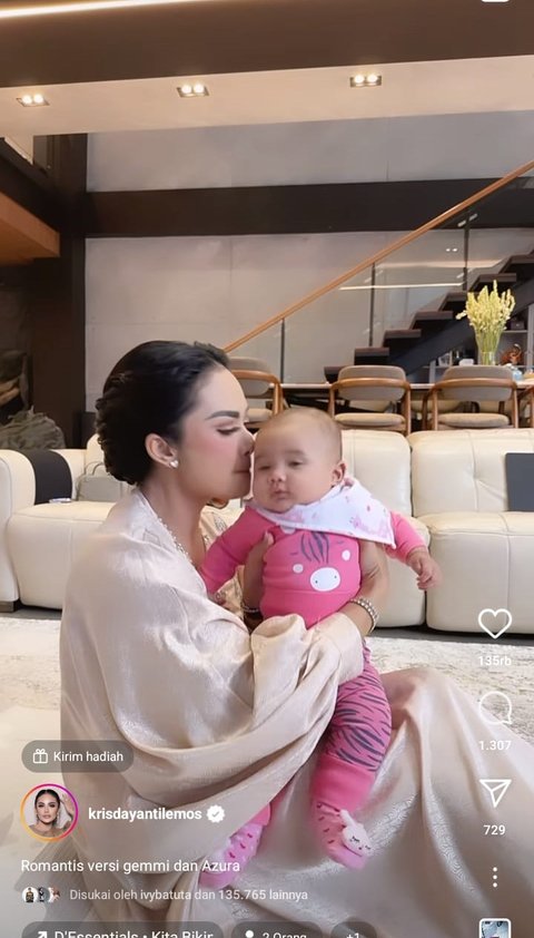 Potret Kris Dayanti Momong Baby Azura yang Kini Sudah Genap Berusia 4 Bulan, Nenek dan Cucu Cantiknya 11 12