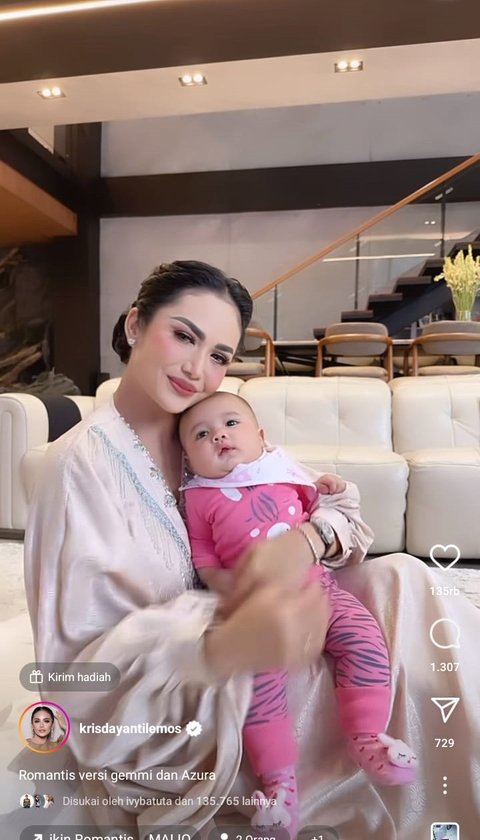 Potret Kris Dayanti Momong Baby Azura yang Kini Sudah Genap Berusia 4 Bulan, Nenek dan Cucu Cantiknya 11 12