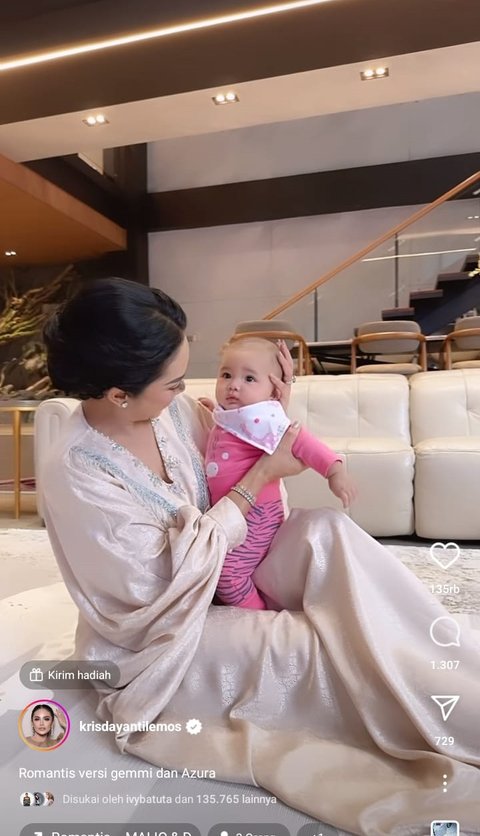 Potret Kris Dayanti Momong Baby Azura yang Kini Sudah Genap Berusia 4 Bulan, Nenek dan Cucu Cantiknya 11 12