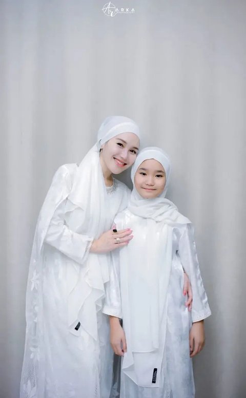 Foto-foto Bilqis Anak Ayu Ting Ting Tampil Mengenakan Hijab, Penampilannya Tak Kalah Cantik dari Sang Bunda