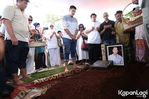 Potret Prosesi Pemakaman Donny Kesuma yang Mengharukan, Mantan Istri Menangis Tersedu