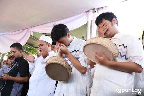 Potret Prosesi Pemakaman Donny Kesuma yang Mengharukan, Mantan Istri Menangis Tersedu