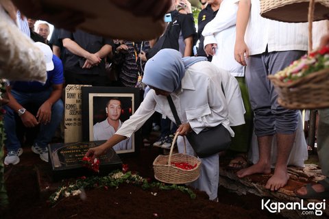 Potret Prosesi Pemakaman Donny Kesuma yang Mengharukan, Mantan Istri Menangis Tersedu