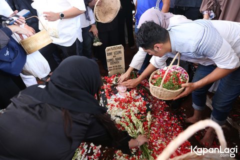 Potret Prosesi Pemakaman Donny Kesuma yang Mengharukan, Mantan Istri Menangis Tersedu