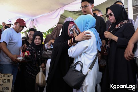 Potret Prosesi Pemakaman Donny Kesuma yang Mengharukan, Mantan Istri Menangis Tersedu