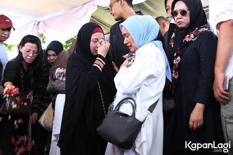 Potret Prosesi Pemakaman Donny Kesuma yang Mengharukan, Mantan Istri Menangis Tersedu