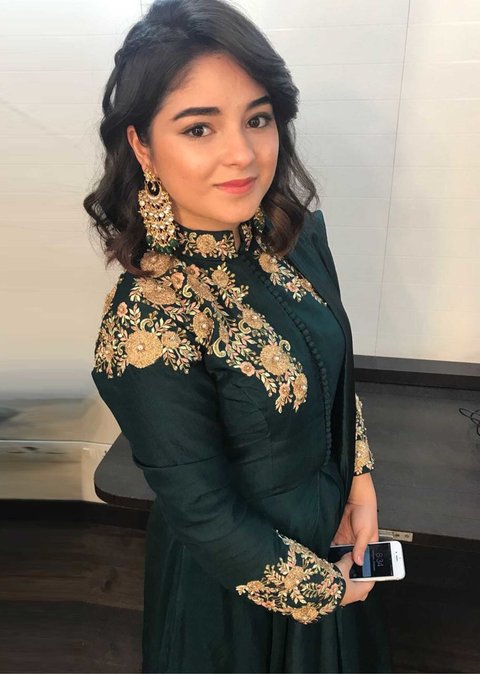 Zaira Wasim, bintang film DANGAL, memperdalam ilmu agamanya dan menjauh dari dunia hiburan selama Ramadan.<br>