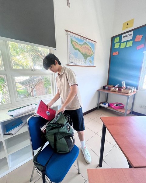 Kenzou, yang sekarang sudah remaja, duduk di bangku sekolah menengah pertama.