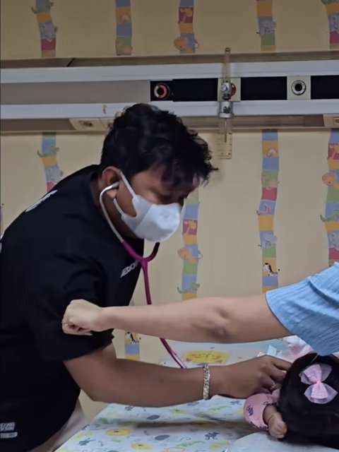 Potret Denny Caknan Temani Putri Cantiknya Imunisasi, Kelakuan Sang Suami Buat Bella Bonita Gemas