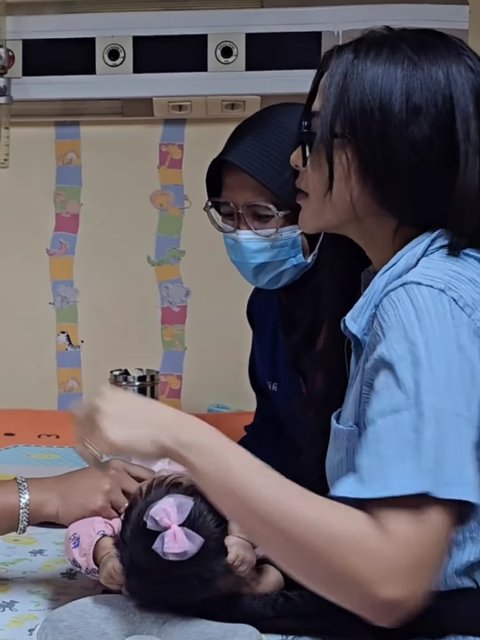 Potret Denny Caknan Temani Putri Cantiknya Imunisasi, Kelakuan Sang Suami Buat Bella Bonita Gemas