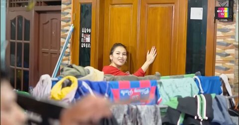 Momen Ayu Ting-Ting Grebek Sahur Keliling Kampung, Penampilannya Bikin Salfok