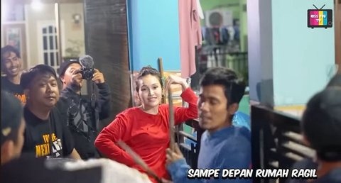 8 Potret Sederhana Ayu Ting Ting Bangunin Sahur Bareng Warga