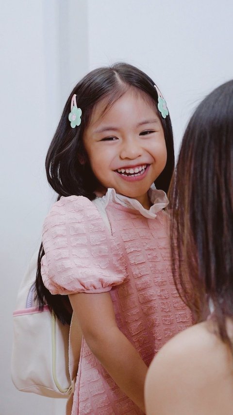 Makin Cantik Mirip Sang Mama & Sudah Jago Berpose, Potret Terbaru Alea Putri Pertama Raditya Dika dan Anissa Aziza