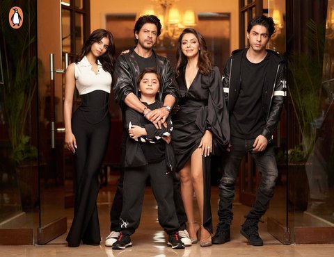 Shahrukh Khan selalu merayakan Idul Fitri bersama keluarganya. Meski beda keyakinan dengan istrinya namun namun mereka saling dukung satu sama lain.