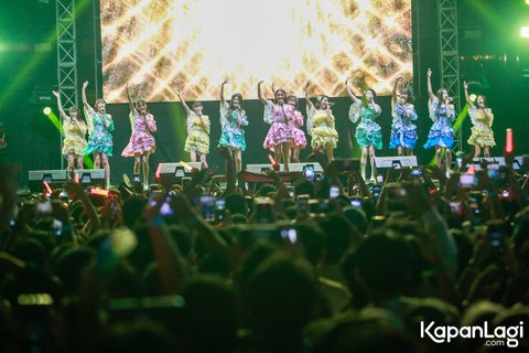 Diserbu WOTA, 10 Potret Aksi Panggung JKT48 Pukau Penonton di Kapanlagi Buka Bareng BRI Festival 2024