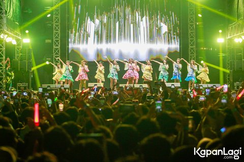 Diserbu WOTA, 10 Potret Aksi Panggung JKT48 Pukau Penonton di Kapanlagi Buka Bareng BRI Festival 2024