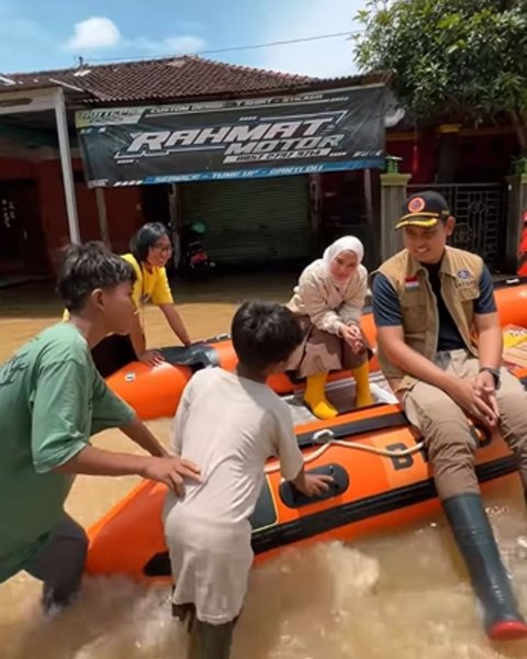 Potret Serunya Chacha Frederica Ikut Beri Bantuan Korban Banjir Bareng Suaminya yang Seorang Bupati