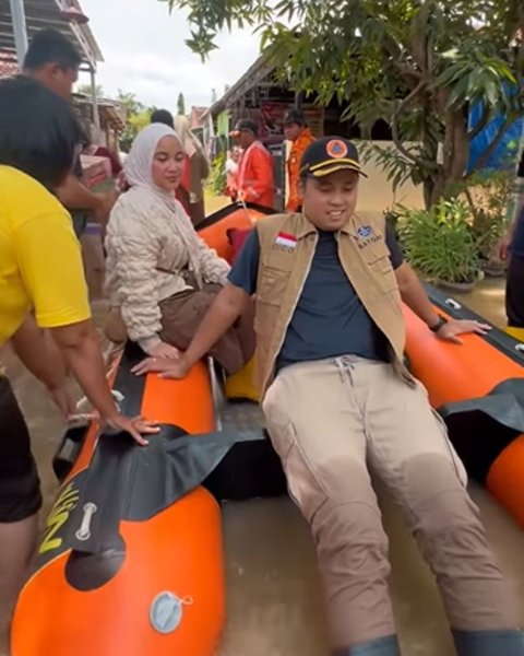 Potret Serunya Chacha Frederica Ikut Beri Bantuan Korban Banjir Bareng Suaminya yang Seorang Bupati