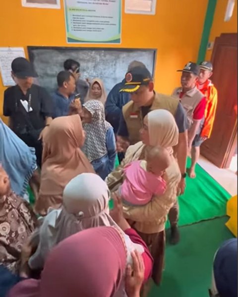 Potret Serunya Chacha Frederica Ikut Beri Bantuan Korban Banjir Bareng Suaminya yang Seorang Bupati