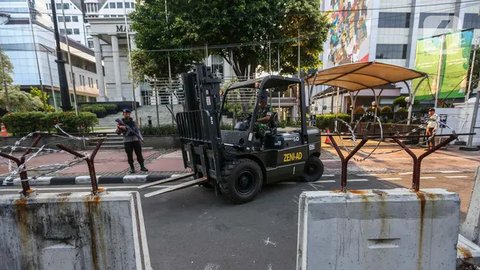 FOTO: Penampakan Beton Berduri Melapisi Penjagaan Gedung Mahkamah Konstitusi Jelang Sidang Perdana Perselisihan Hasil Pemilu 2024