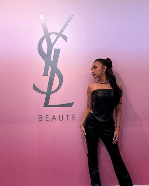 Cantik dan Elegannya Naura Ayu Hadiri Event YSL di Paris, Tampil Dalam Balutan Busana Serba Hitam