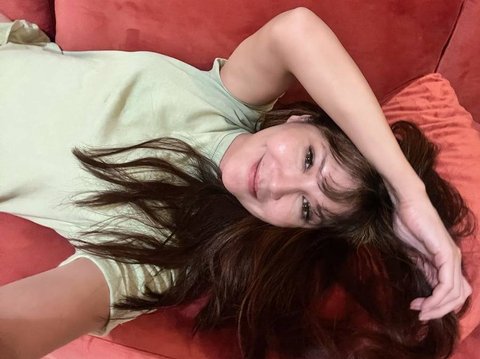 Potret Selfie Tamara Bleszynski saat Lagi Rebahan, Cantik dan Glowing di Usia 49 Tahun