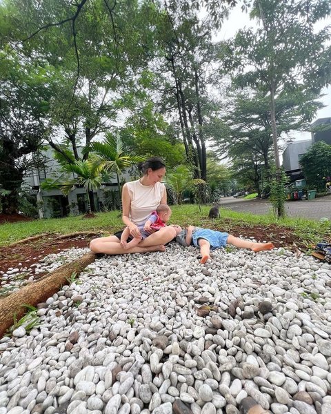 Potret Kocak Djiwa Putri Nadine Chandrawinata Asyik Tidur di Tengah Jalan, Santai Ditemani Sang Mama dan Adik Cantiknya
