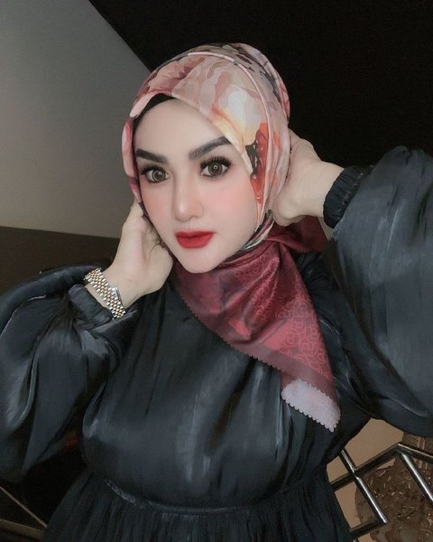 Bikin Pangling, Potret Terbaru Gina Youbi yang Makin Cantik Dalam Balutan Hijab