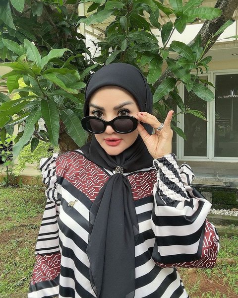 Bikin Pangling, Potret Terbaru Gina Youbi yang Makin Cantik Dalam Balutan Hijab