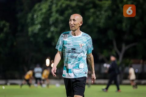 Pelatih Timnas Indonesia Putri U-17, Satoru Mochizuki saat memimpin latihan Timnas Indonesia Putri U-17 yang berlangsung di Lapangan A Kompleks SUGBK. (Bola.com/Bagaskara Lazuardi)