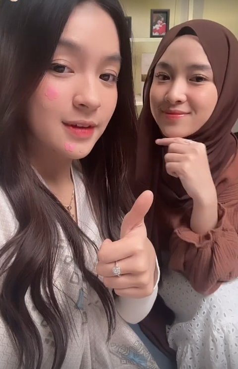 Mirip Saat Berhijab , 8 Foto Eca Aura Ketika Jumpa Dengan Nissa Sabyan