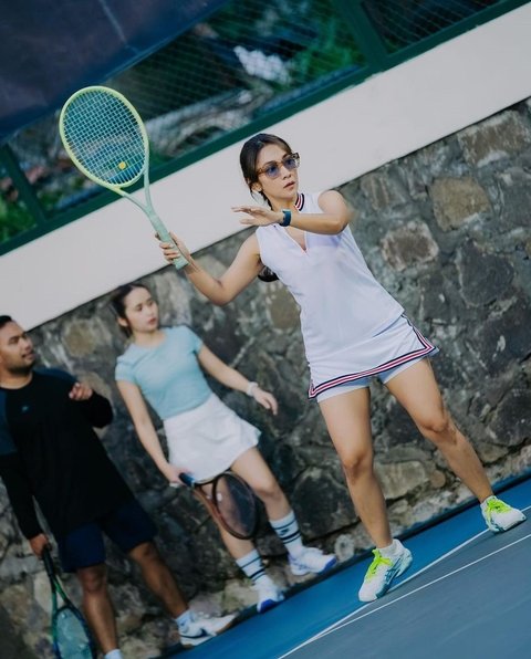 Portrait of Dinda Kirana Looking Energetic while Playing Tennis, Focused on Her Outfit
