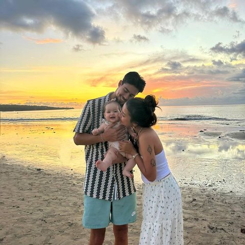 8 Foto Lucu Baby Kamari Anak Bule Jennifer Coppen Saat Main Pasir di Pinggir Pantai