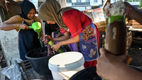 FOTO: Mengintip Pembuatan Lemang, Kuliner Khas Ramadan yang Menggugah Selera