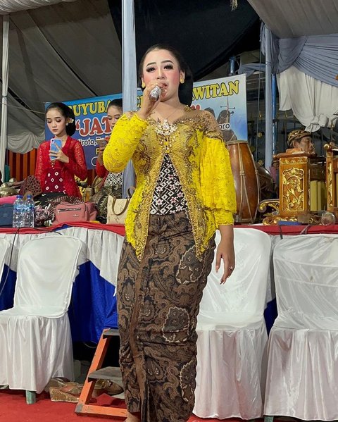 Cantik Mengenakan Kebaya Warna Kuning 