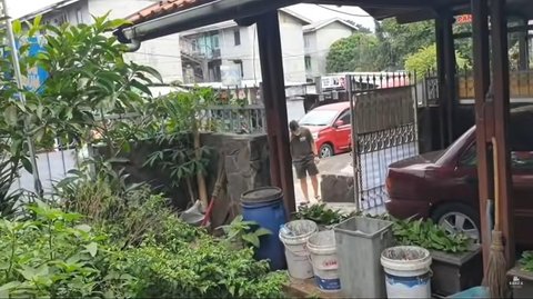 Sederhana dan Masih Terawat, 8 Potret Rumah Mendiang Poppy Mercury - Mobil Kesayangan Masih Ada