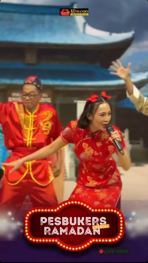 Cantik Bak Artis China, Potret Wika Salim Dalam Balutan Busana Cheongsam yang Curi Perhatian