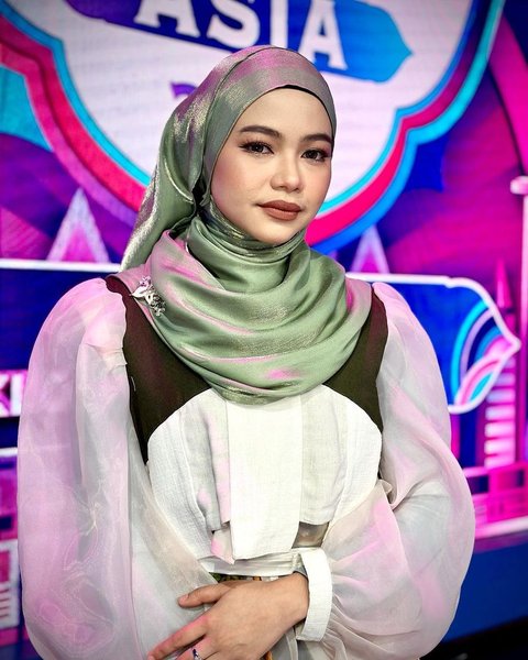 Cantik dan Memesona, Penampilan Lady Rara dalam Balutan Berbagai Warna Hijab di Acara Aksi Asia 2024<br>