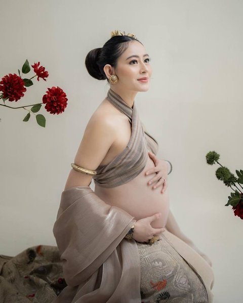 Sentuhan Adat Bali, 8 Foto Laura Theux Pamer Bare Baby Bump di Maternity Shoot Terbaru