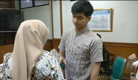 Still Intimate, 8 Portraits of Ria Ricis Kissing Teuku Ryan's Hand in the Courtroom
