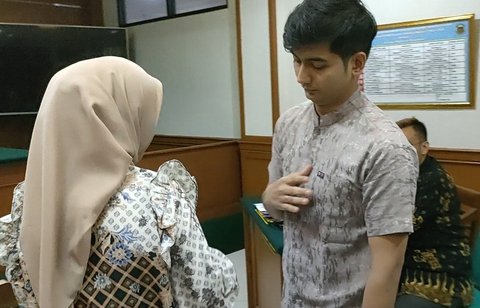 Still Intimate, 8 Portraits of Ria Ricis Kissing Teuku Ryan's Hand in the Courtroom