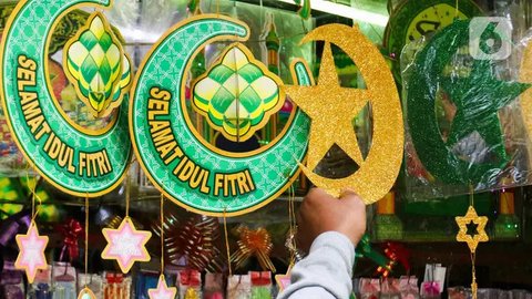 FOTO: Penjualan Ornamen Islami di Pasar Asemka Mulai Meningkat Jelang Lebaran