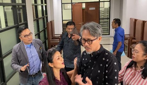 Momen Nirina Zubir Adu Mulut dengan Pengacara Mantan ART Mendiang Ibunda, Memanas Usai Sidang Berlangsung