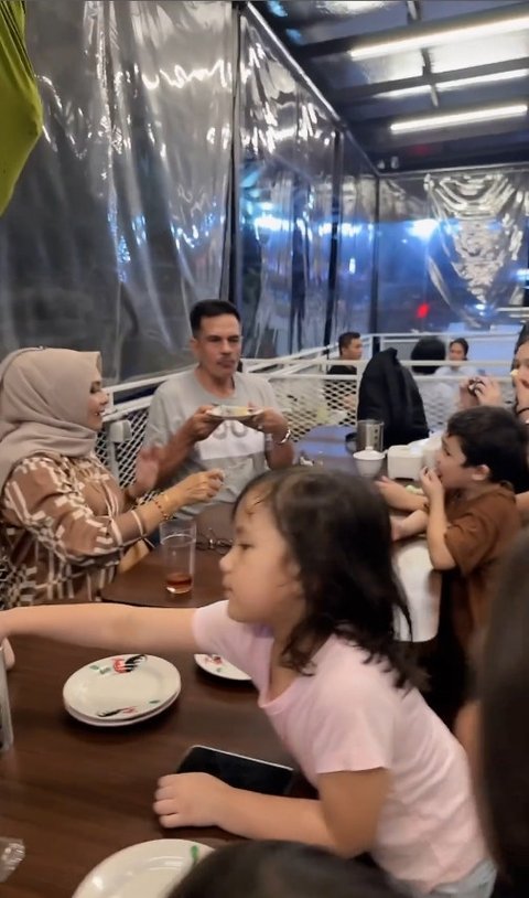 Potret Ultah Ayah Andhika Pratama Dapat Kejutan dari Keluarga, Paras Gantengnya Bikin Salfok