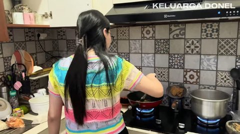 Potret Sederhana Nella Kharisma Turun Langsung ke Dapur Buat Takjil Tuai Pujian